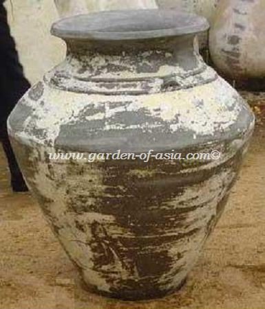 GAKM 014 A antique urn